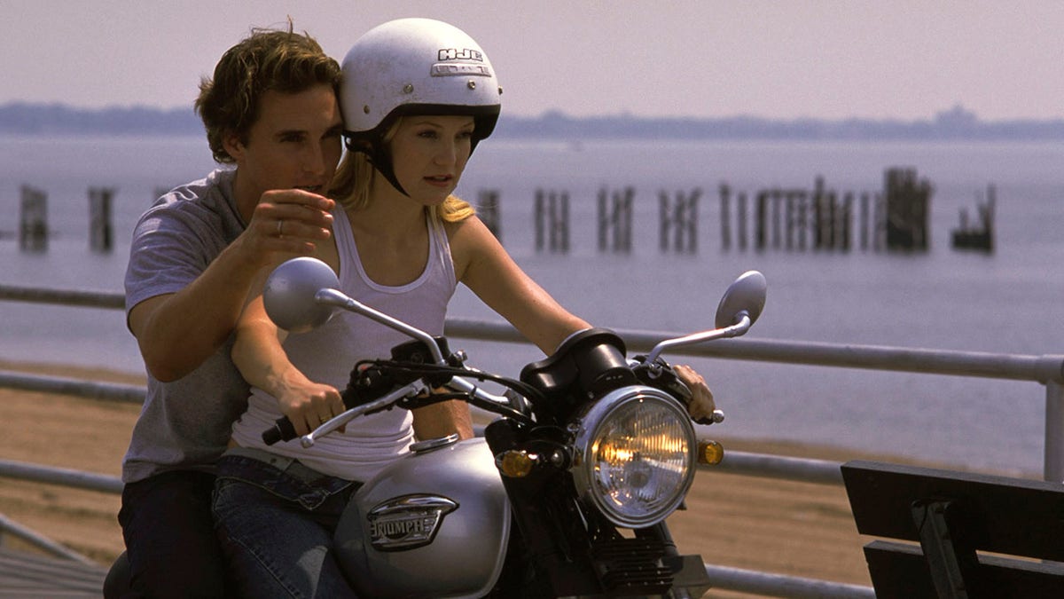 Matthew McConaughey als Ben führt Regie bei Kate Hudson als Andie "Wie man einen Mann in 10 Tagen verliert" auf der Rückseite eines Motorrads