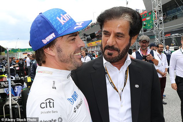 Mohammad Ben Sulayem (rechts) wurde beschuldigt, die Aufhebung einer gegen Fernando Alonso (links) verhängten Strafe beim Großen Preis von Saudi-Arabien im vergangenen Jahr gefordert zu haben
