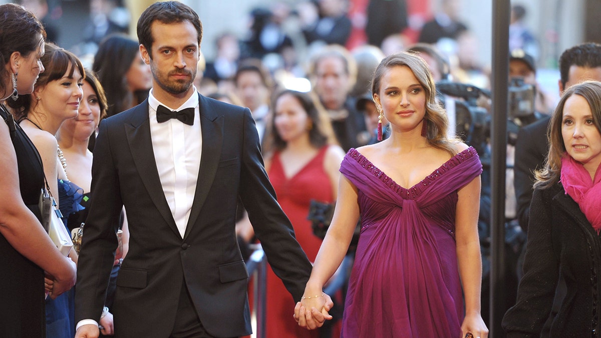 Benjamin Millepied und Natalie Portman halten Händchen auf dem roten Teppich