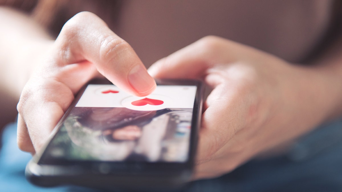 Eine Person nutzt eine Dating-App auf einem Mobiltelefon