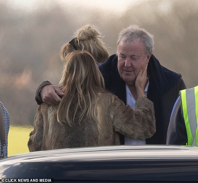Im Bild: Jeremy Clarkson wird gesehen, wie er von seiner Freundin Lisa Hogan, einer Schauspielerin, auf dem Rollfeld in Oxford begrüßt wird