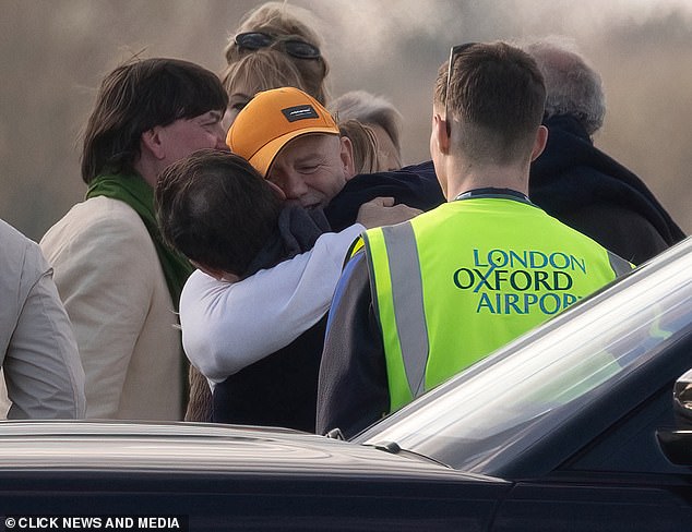 Mike Tindall stellte sich vor, wie er Prinzessin Eugenies Ehemann auf dem Rollfeld des Londoner Oxford-Flughafens umarmte