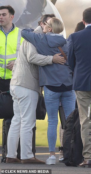 Zara Tindall umarmt eine Freundin, nachdem sie nach dem Großen Preis von Bahrain in Oxford gelandet ist