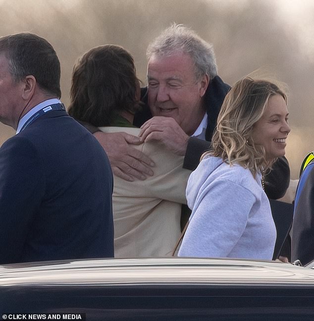 Im Bild: Jeremy Clarkson sieht, wie er den milliardenschweren Versicherungsmogul David Howden umarmt, nachdem sie mit demselben Privatjet nach Großbritannien zurückgereist sind