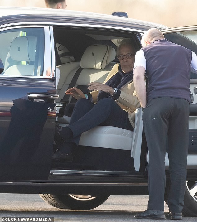 Der Herzog von Richmond sah, wie er nach seiner Landung in Oxford nach seiner Reise nach Bahrain in ein Auto stieg