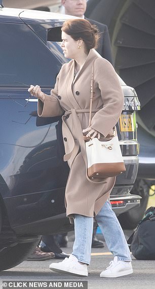 Prinzessin Eugenie wird gesehen, wie sie den Flughafen Oxford verlässt