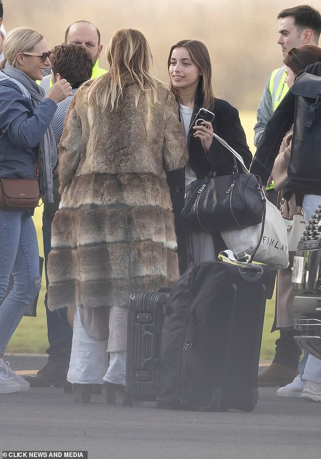Model Olivia Monjardin sprach mit anderen Passagieren, nachdem sie den Privatjet aus Bahrain verlassen hatte