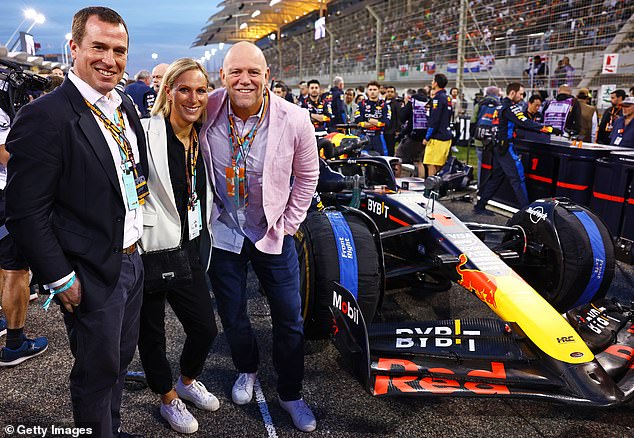 Im Bild: Mike und Zara Tindall posieren mit Peter Phillips neben Max Verstappens Siegerauto beim Grand Prix
