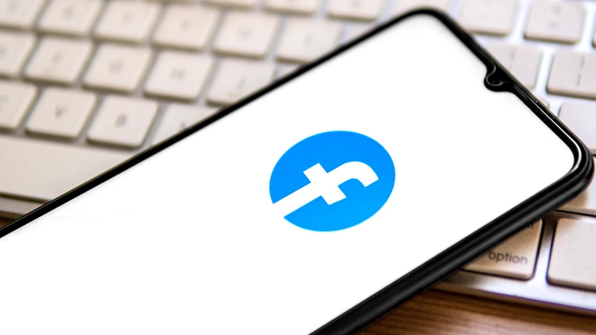 Ein Facebook-Logo auf einem Telefon