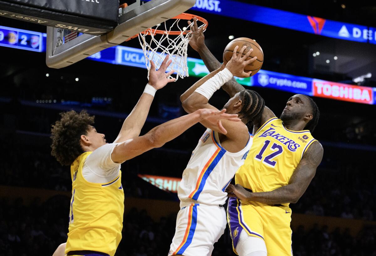 Lakers-Stürmer Taurean Prince und Center Jaxson Hayes versuchen, einen Schuss des Oklahoma City Thunder-Guards Aaron Wiggins zu blocken.