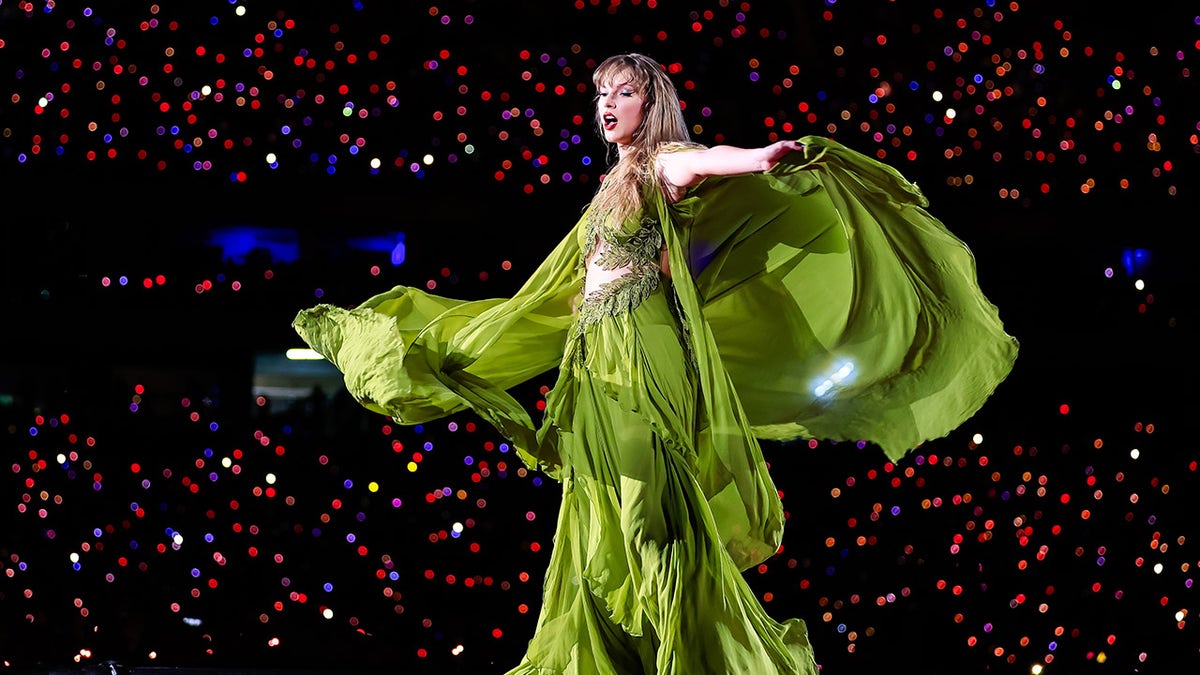 Taylor Swift trägt auf der Bühne in Brasilien ein leuchtend grünes Kleid