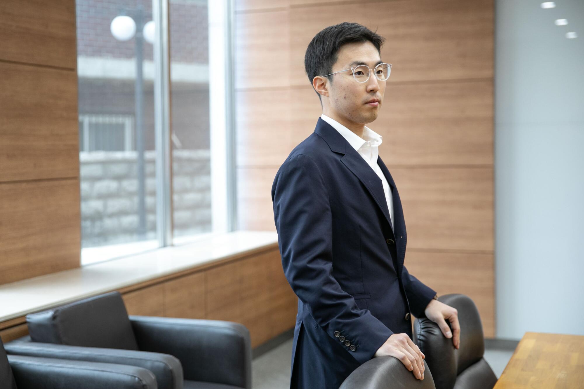 Chun Byeong-woo, ein Junior-Vizepräsident, der eines Tages das Unternehmen erben wird, in einer Besprechung 