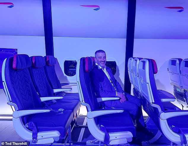 Ted lächelt auf den neuen Economy-Class-Sitzen für Kurzstreckenflüge