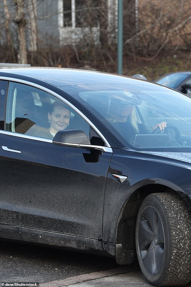 Prinzessin Ingrid Alexandra schenkte den Fotografen ein Lächeln, als das Paar vorbeifuhr
