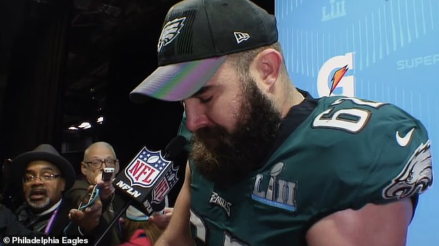 Auch bei einem Interview nach den Eagles beim Super Bowl brach er in Tränen aus