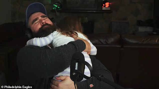 Kelce umarmt eine seiner Töchter, während er mit Bruder Travis seinen erfolgreichen New Heights-Podcast aufnimmt