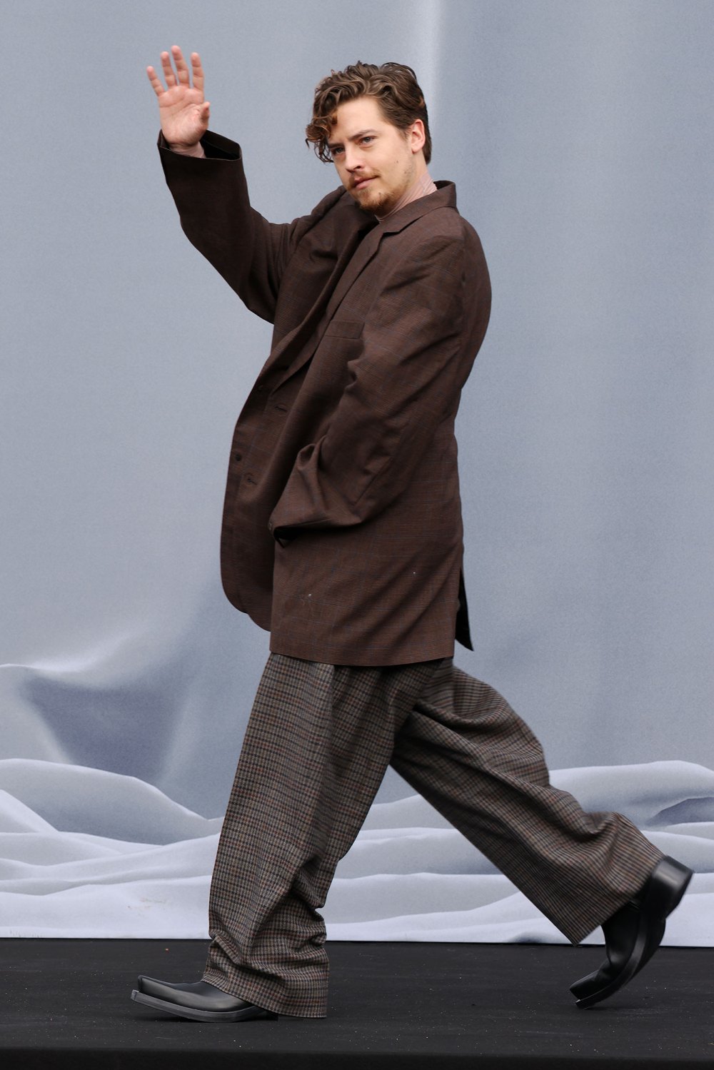 Cole Sprouse greift die 80er-Jahre mit übergroßen Blazern und Schulterpolstern auf der Paris Fashion Week auf