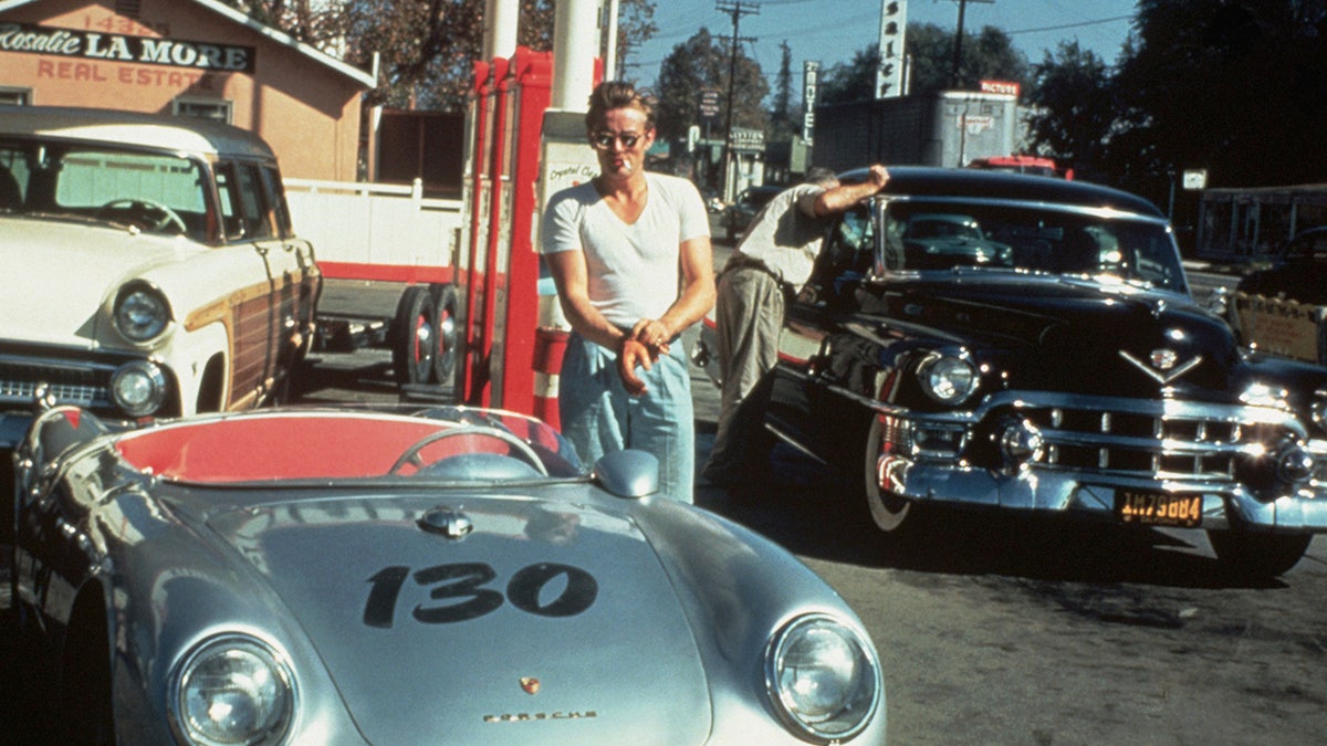 James Dean vor seinem Porsche an einer Tankstelle