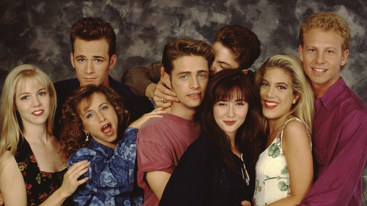 Die Besetzung von 90210 posiert gemeinsam für ein Werbefoto