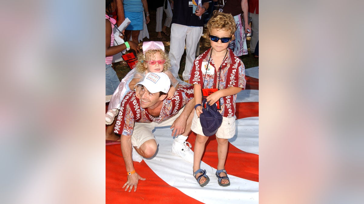 Luke Perry auf dem rot-weißen Zielteppich mit seinen beiden Kindern