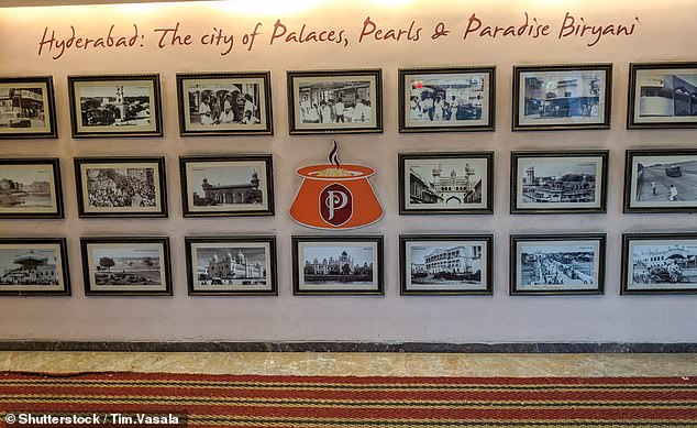Oben die Plakate berühmter indischer Persönlichkeiten an den Wänden am Hauptstandort von Paradise