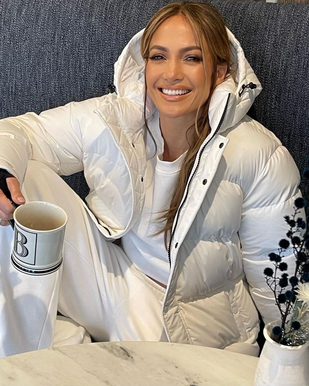 Jennifer Lopez in einem weißen Puffermantel