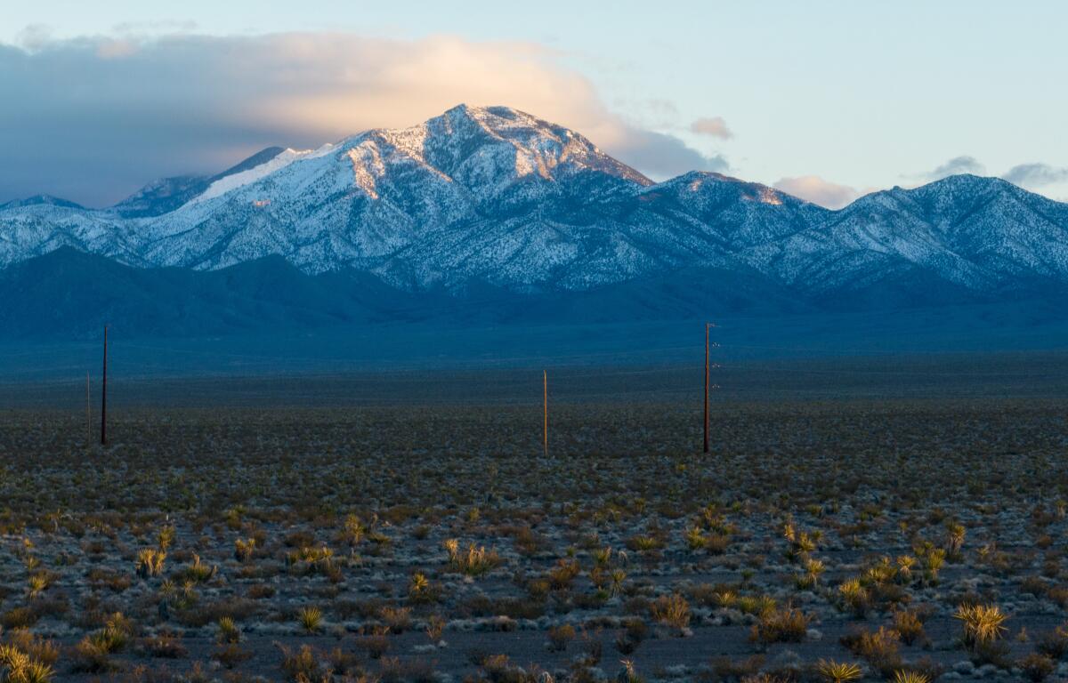 Nevadas Spring Mountains, vom Indian Springs Valley aus gesehen, wo das Bonanza-Solarprojekt gebaut wird.