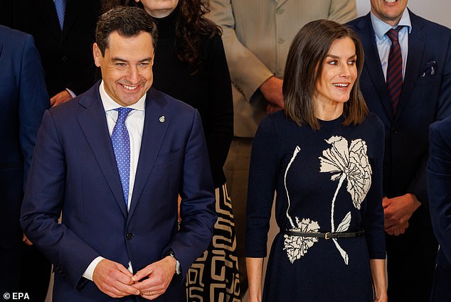 Der König war lächelnd neben der andalusischen Präsidentin Juanma Moreno abgebildet