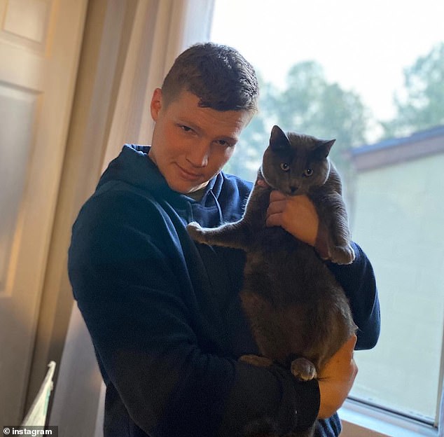 Garrison wurde in einem Instagram-Post vom Januar 2022 mit seiner Katze Catthew beim Posieren mit einem seiner Haustiere gesehen
