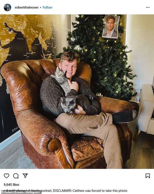 In einem Beitrag vom 25. Dezember 2022 wurde er so dargestellt, wie er seine beiden Katzen in der Hand hielt, während er in einem Ledersessel saß und im Hintergrund ein Weihnachtsbaum zu sehen war