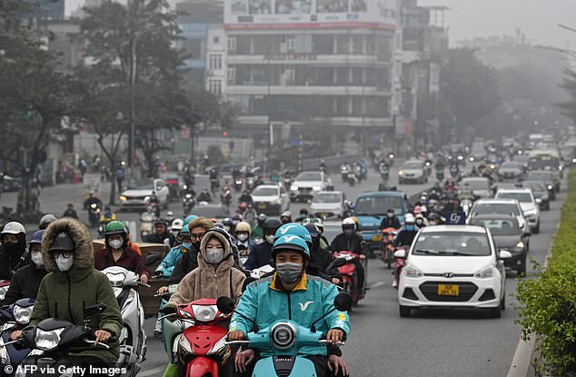 Hanoi wird häufig zu den am stärksten verschmutzten Städten der Welt gezählt, was zum Teil auf die weitverbreiteten Bauarbeiten und die Emissionen der großen Zahl von Motorrädern und Autos zurückzuführen ist, die täglich durch die Hauptstadt fahren