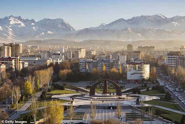 Bischkek, die Hauptstadt Kirgisistans, steht derzeit auf Platz 3 der Liste.  Im Bild: Siegesplatz in der Nähe des Kirgisischen Gebirges, Bischkek