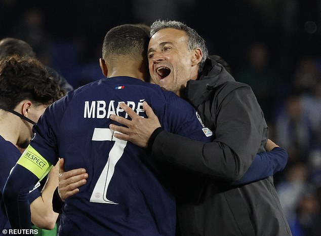 Das Paar umarmte sich, nachdem Mbappe beim 2:1-Sieg von PSG gegen Real Sociedad zwei Tore erzielt hatte