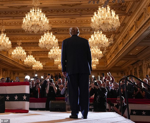 Trump hielt seine Rede im vergoldeten Glanz des Großen Ballsaals von Mar-a-Lago