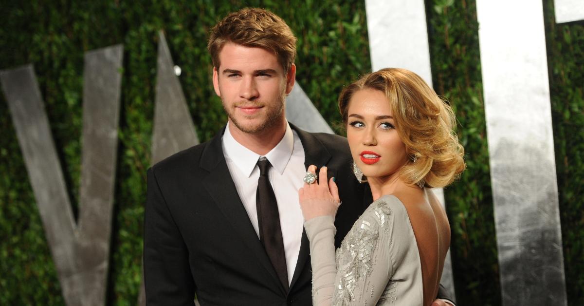 2012: Liam Hemsworth (l.) und Miley Cyrus nehmen an der 18. jährlichen Oscar-Party von Vanity Fair im Sunset Tower Hotel teil.  (Foto von Tyler Boye/WWD/Penske Media über Getty Images)