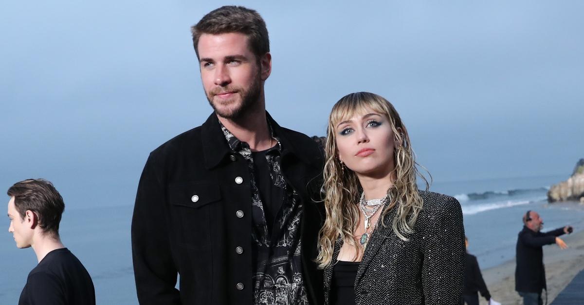 Liam Hemsworth und Miley Cyrus bei der Saint Laurent-Show im Juni 2019 (Foto von Chelsea Lauren/WWD/Penske Media über Getty Images)