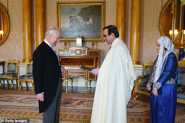 Der König und der Botschafter von Algerien, Nourredine Yazid, scheinen im Buckingham Palace einen Witz zu erzählen