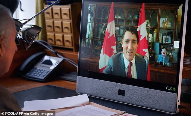 Auf dem Bild saß Charles vor einem Computerbildschirm im Palast, als er heute per Videoanruf mit Herrn Trudeau sprach