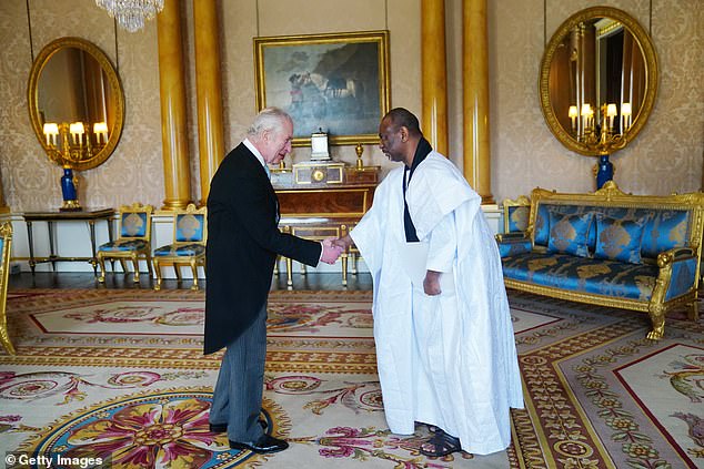 König Charles schüttelt heute im Buckingham Palace dem Botschafter Mauretaniens, Samba Mamadou, die Hand
