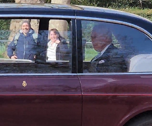 Charles lächelt auf dem Rücksitz seines Rolls-Royce, während die Menge den König während seiner Krebsbehandlung anfeuert