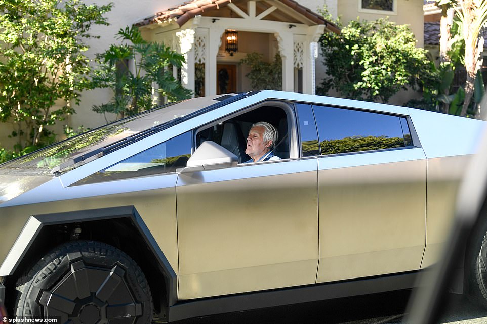 Jay Leno, ein bekannter Autoliebhaber, fügt seiner Sammlung den neuen Tesla Cybertruck hinzu