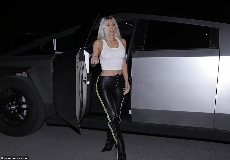 Kim Kardashian, die man oft in futuristischer Weltraummode sieht, besitzt jetzt ein passendes Auto