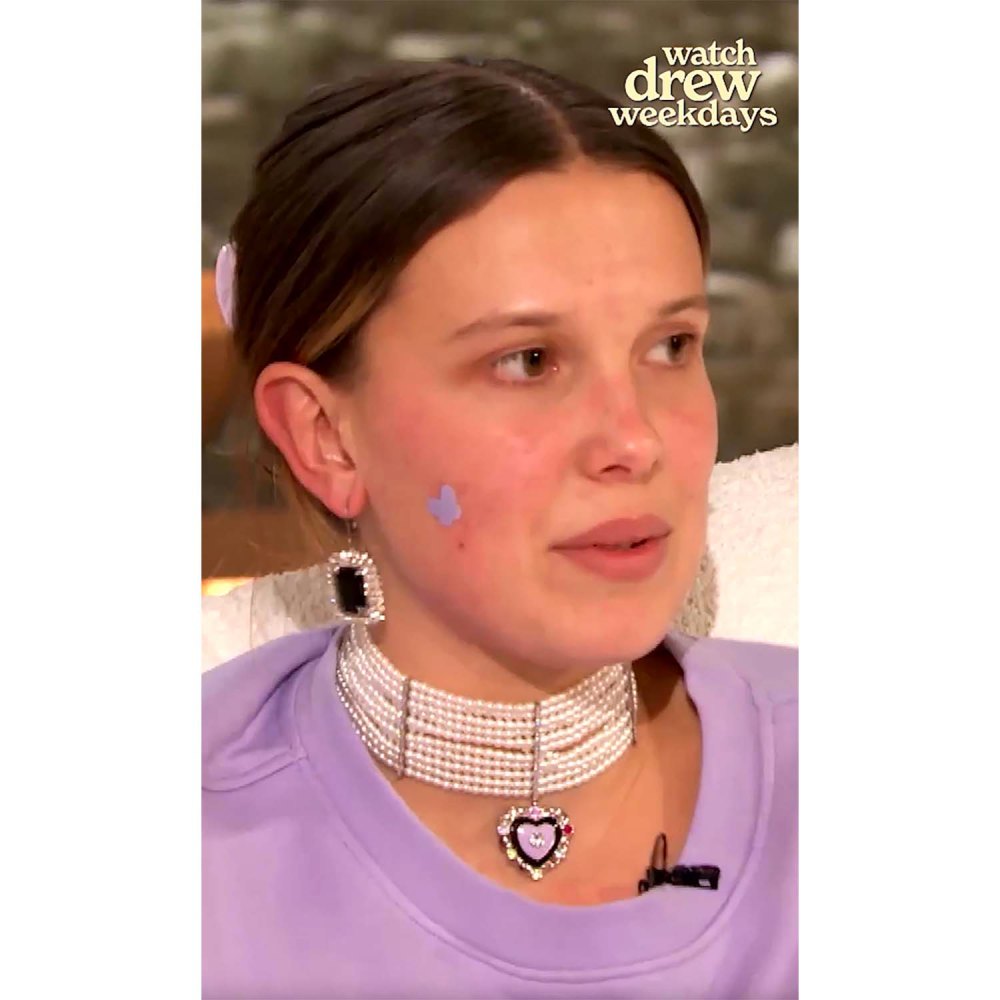 Millie Bobby Brown passt Lilac Pimple Patch zum Sweatsuit