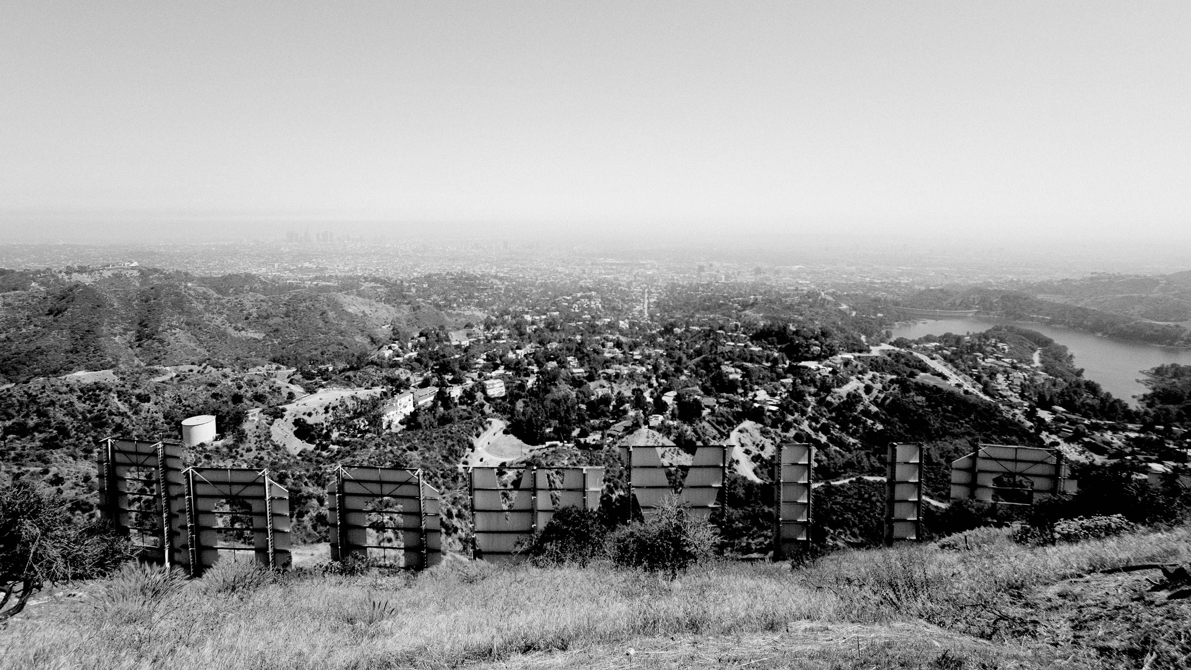 Ein Schwarzweißfoto, das die Rückseite des Hollywood-Schildes zeigt