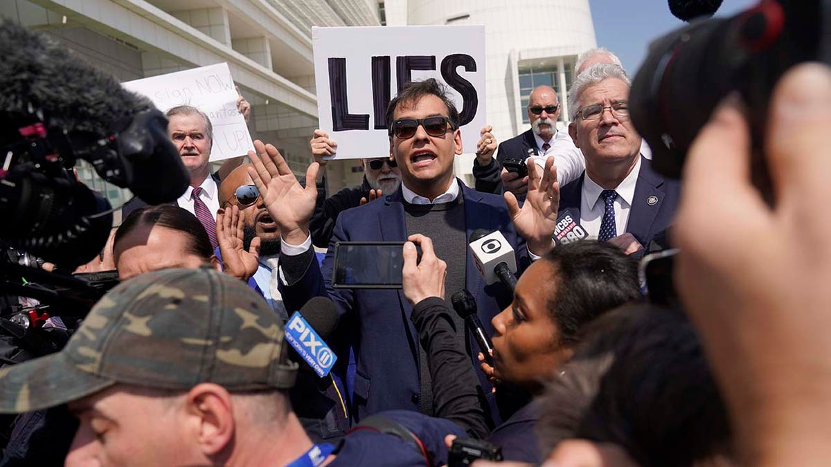 Der US-Abgeordnete George Santos ist von Medien umgeben, als er das Bundesgericht verlässt