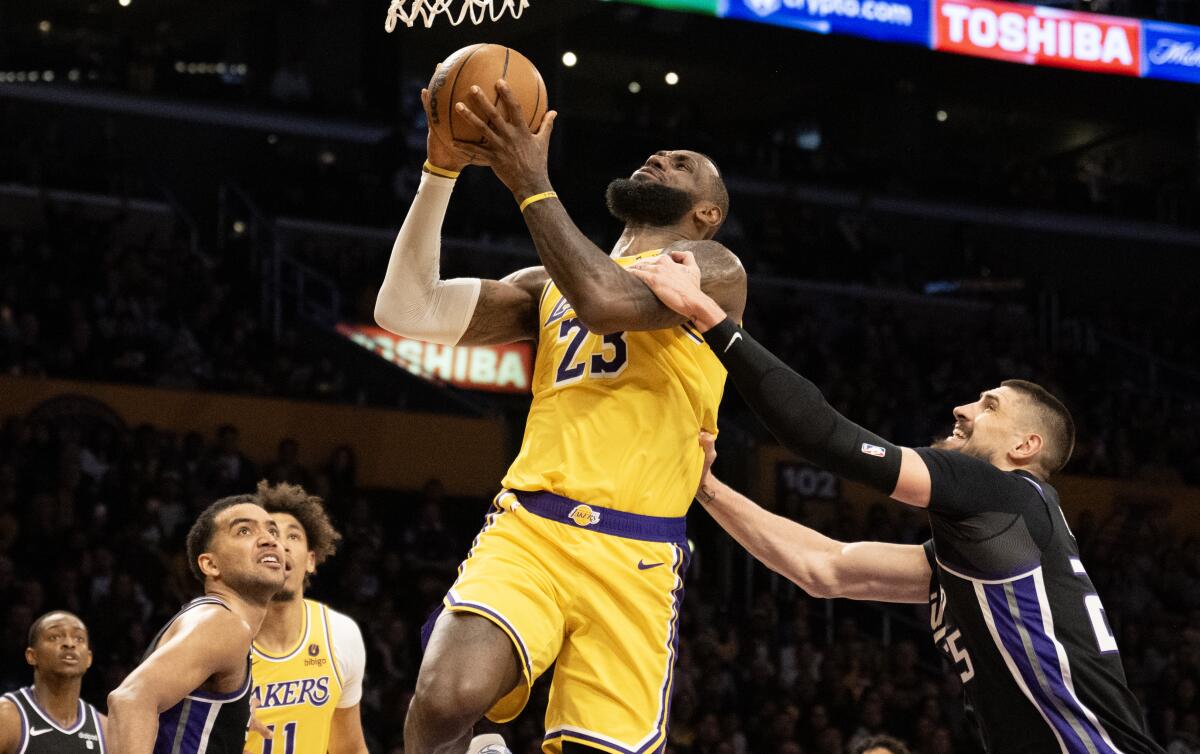 Lakers-Stürmer LeBron James wird auf dem Weg zum Korb von Kings-Center Alex Len gefoult. 