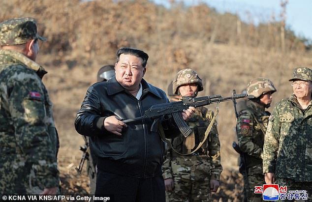 Der nordkoreanische Staatschef Kim Jong Un (2. v. l.) inspiziert einen großen operativen Trainingsstützpunkt im westlichen Gebiet der Koreanischen Volksarmee (KPA) an einem unbekannten Ort in Nordkorea