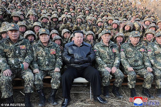 Der nordkoreanische Führer Kim Jong Un posiert mit Truppen auf einem großen Militärstützpunkt im Westen des Landes