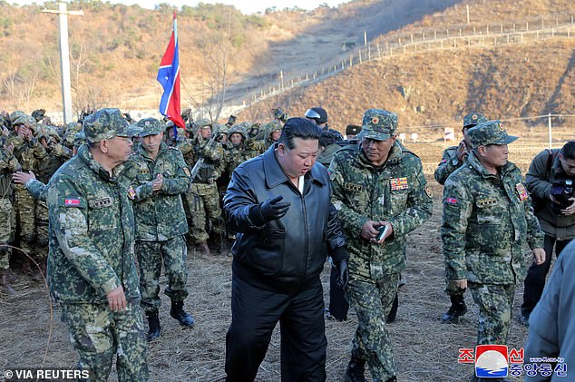 Der nordkoreanische Staatschef Kim Jong Un inspiziert die Feldausbildung von Truppen auf einem großen Militärstützpunkt im Westen des Landes und ordnete eine erhöhte Kriegsbereitschaft an, berichtete die Nachrichtenagentur KCNA in Nordkorea. Auf diesem am 7. März veröffentlichten Bild ist zu sehen, 2024