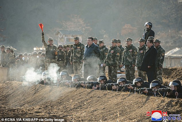 Kim forderte die nordkoreanische Armee auf, „die eigentlichen Kriegsübungen stetig zu intensivieren, um ihre Kampffähigkeiten für eine perfekte Kriegsvorbereitung rasch zu verbessern“.